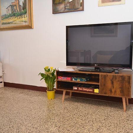 סן ג'ימיניאנו Appartamento Il Nespolo מראה חיצוני תמונה
